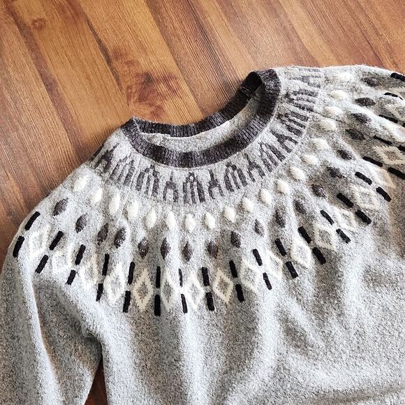 Gray Diamond Pattern Crewneck Sweater - Picture 2 of 5